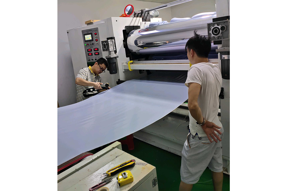 矽膠卷材(cai)生(sheng)産(chan)車(che)間一(yi)角