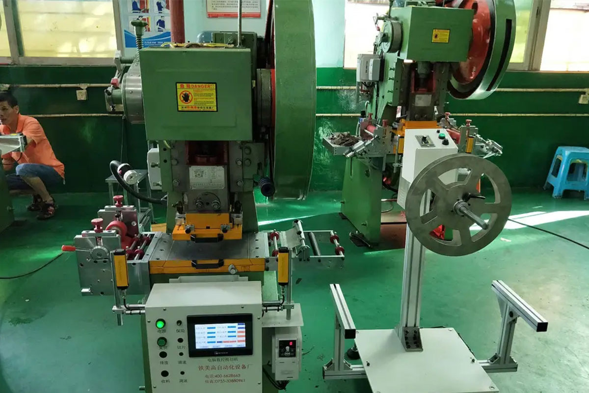 自動(dòng)沖牀(chuang)生(sheng)産(chan)車(che)間一(yi)角